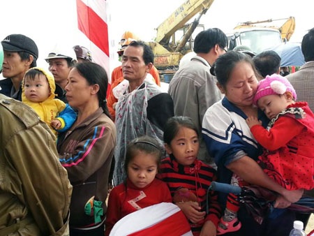 Người dân đội mưa háo hức dự lễ khởi công xây cầu Khe Ang - 2 Ông Nguyễn Hồng Kỳ - Giám đốc Sở GTVT Nghệ An, Chủ đầu tư phát biểu tại buổi lễ