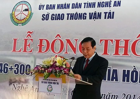 Người dân đội mưa háo hức dự lễ khởi công xây cầu Khe Ang - 1 Ông Nguyễn Hồng Kỳ - Giám đốc Sở GTVT Nghệ An, Chủ đầu tư phát biểu tại buổi lễ