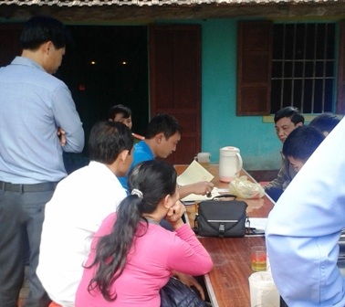 Cơ quan điều tra về tại gia đình ông Vinh điều tra nguyên nhân vụ việc.