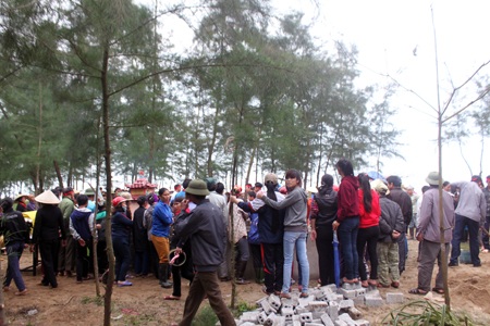 Hàng trăm ngư dân mai táng cá voi dạt vào bờ biển - 6 Đây là 1 tục lệ đẹp của các ngư dân, thể hiện sự tôn kính với biển cả.