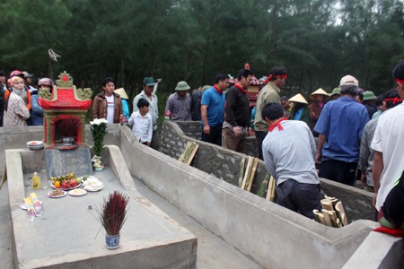 Hàng trăm ngư dân mai táng cá voi dạt vào bờ biển - 5 Đây là 1 tục lệ đẹp của các ngư dân, thể hiện sự tôn kính với biển cả.
