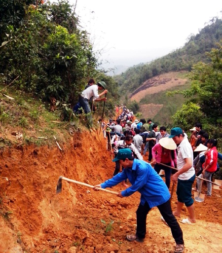 Những nhát cuốc mở đường vào bản....
