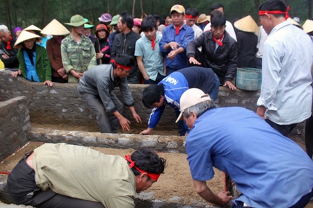Hàng trăm ngư dân mai táng cá voi dạt vào bờ biển - 4 Xây lăng mộ cẩn thận cho cá Ông yên nghỉ.