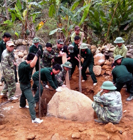 Đến những viên đá nặng cả tấn cũng được các đoàn viên thanh niên đào để mở đường cho bà con đi.