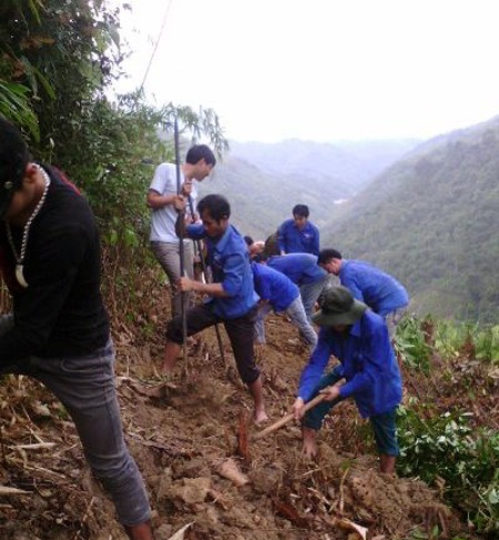 Đến những viên đá nặng cả tấn cũng được các đoàn viên thanh niên đào để mở đường cho bà con đi.