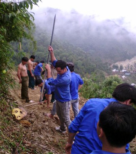 Màu áo xanh trên các bản làng...