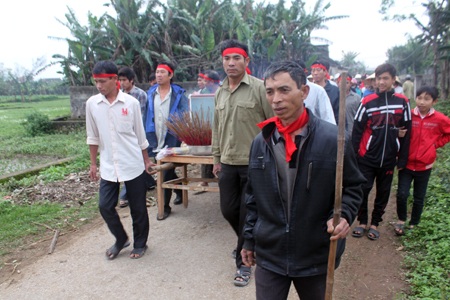 Hàng trăm ngư dân mai táng cá voi dạt vào bờ biển - 3 Hàng trăm ngư dân cùng tiễn đưa cá Ông.