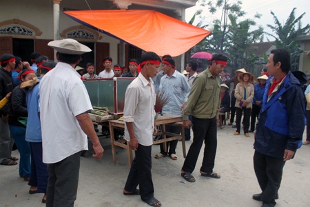 Hàng trăm ngư dân mai táng cá voi dạt vào bờ biển - 2 Các ngư dân bắt đầu làm lễ mai táng cho cá Ông.