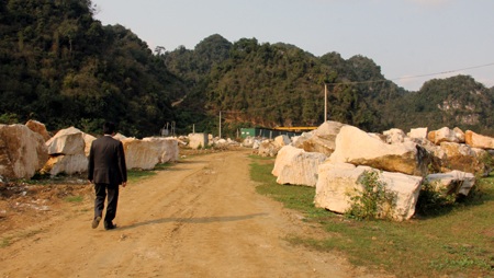 Đá khai thác nằm ngổn ngang...