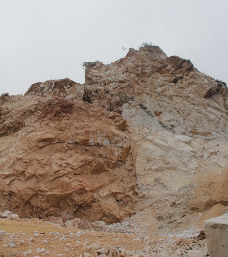 Những phiến đá lớn, nhưng bên trong lại bị hư hỏng...