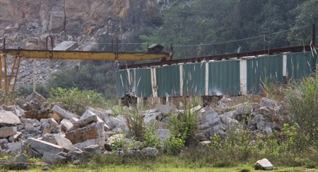 Máy móc, nhà xưởng của một số công ty khai thác đá đã bỏ không bấy lâu, nay nó đã hoen gỉ.