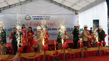 Người dân đội mưa háo hức dự lễ khởi công xây cầu Khe Ang - 4 Các đại biểu chính thức phát lệnh khởi công xây dựng cầu Khe Ang.