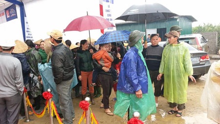 Người dân đội mưa háo hức dự lễ khởi công xây cầu Khe Ang - 3 Người dân đội mưa về dự lễ khởi công xây dựng cầu.