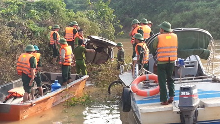 Vượt tràn Khe Ang mùa lũ, chiếc xe 7 chỗ bị lũ cuốn trôi làm 5 người chết. 