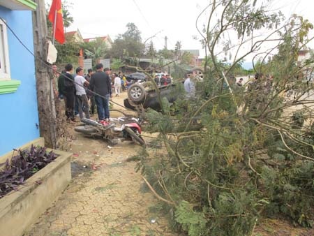 Chiếc xe đâm gãy cây lớn bên vệ đường, rồi đâm gãy nát xe máy gần đó... 