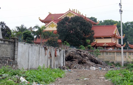 Bãi rác nằm ngay sát đền thờ các anh hùng liệt sỹ