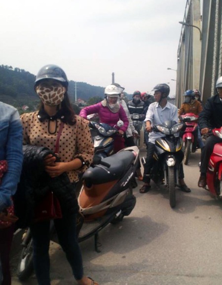 Rất nhiều người đi đường đứng lại xem sự việc trên cầu Bến Thủy.