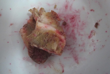 Miếng thịt chuyển màu đỏ lạ.