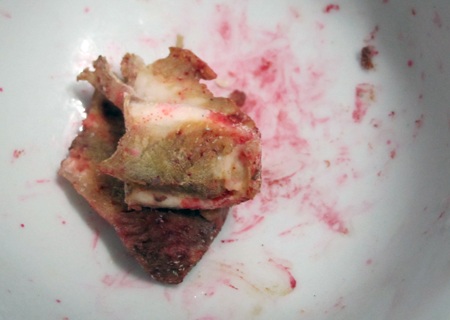 Phần thịt còn thừa đã luộc chin lấy ra từ tủ lạnh với những mảng màu đỏ lạ.