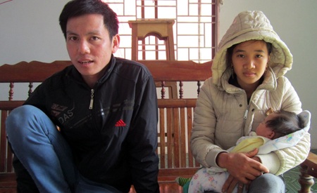 Anh Lưu Đức Hải, xã Nghi Tiến (cùng vợ con) đang kể lại quá trình làm việc vất vả tại Nga.