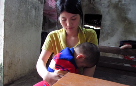 Đôi khi ôm con, cháu Quốc Đại cứ gục xuống trong vô thức mà người mẹ lòng càng quặn đau hơn.