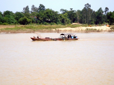 Việc khai thác cái trái phép trên sông sẽ dẫn đến nhiều hậu quả không lường.