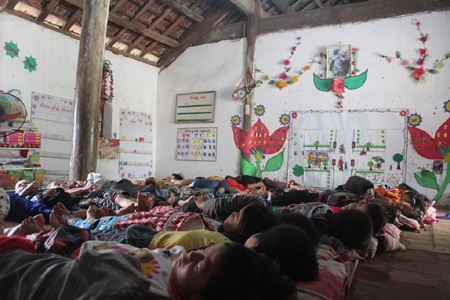  Cô Hồ Thị Hà chỉ vào vết nứt dài trên tường đầy lo lắng.