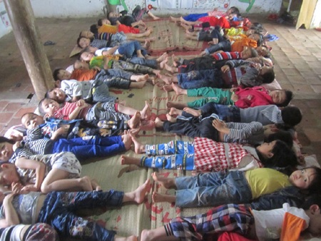  Các em học sinh trải chiếu ngủ dưới nền nhà đất cũng đã hư hỏng.