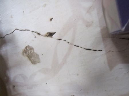 Một lỗ hổng lớn ở phía tường chiếu ánh sáng qua như một bóng đèn lớn.