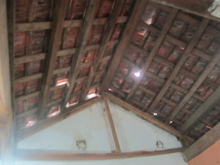 Phần mái của 2 phòng học cũng đã hư hỏng, mỗi khi trời mưa là nước ở trong cũng như ở ngoài.