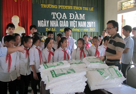 Đại diện cho hơn 200 em học sinh Trường Phổ thông nội trú Tri Lễ có mặt tại lễ nhận quà.