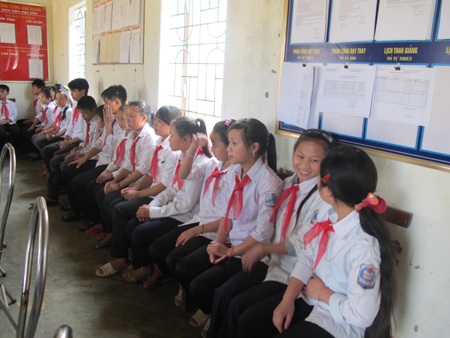 Đại diện cho hơn 200 em học sinh Trường Phổ thông nội trú Tri Lễ có mặt tại lễ nhận quà.