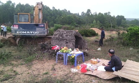 Sau khi phát hiện, đào bới lấy xong thầy cúng được mời để cúng tế trước khi chôn cất cá.