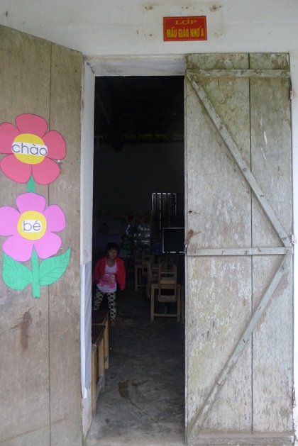 Cửa vào lớp cũng chỉ là cánh cửa gỗ đã mục...