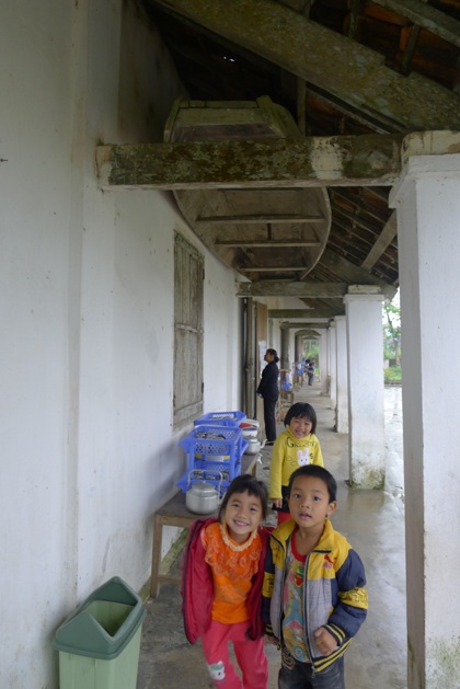 Cửa vào lớp cũng chỉ là cánh cửa gỗ đã mục...