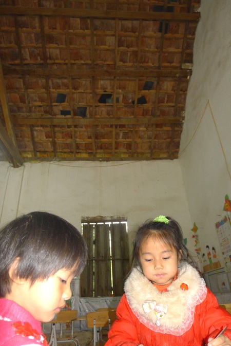 Các em học dưới lớp trần nhà, mái ngói dột nát tứ bề.