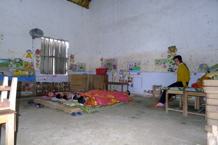 Các em học dưới lớp trần nhà, mái ngói dột nát tứ bề.