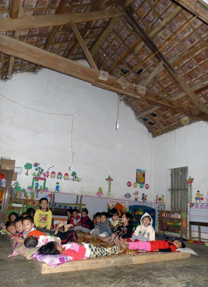 Chỗ ngủ của các em chỉ là những tấm gỗ hộp đóng lại đặt trên nền nhà cũ kỹ.