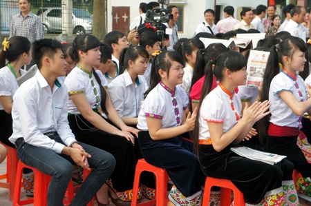Triển lãm ảnh “Đất nước Lào tươi đẹp” - 5 Điệu hát, điệu múa lăm vông do đoàn nghệ thuật Lào biển diễn.