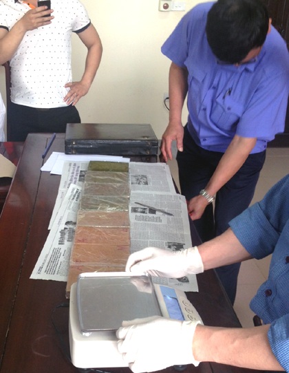 Đại diện PC47, VKSND kiểm tra tang vật phục vụ công tác điều tra.