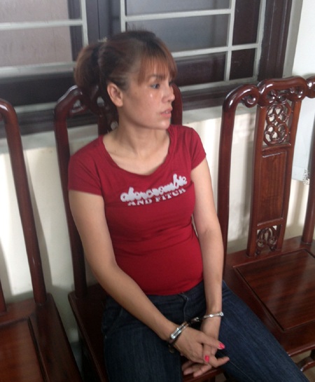 Đối tượng Lê Thị Hằng kẻ nhận 8 bánh heroin trên đường đi tiêu thị thì bị bắt.