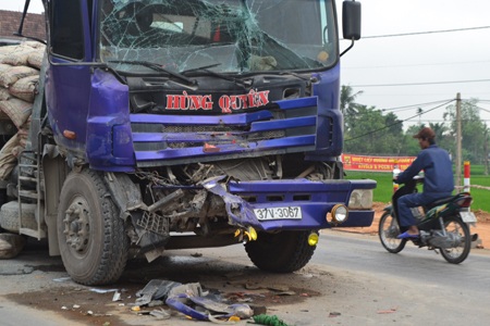 Chiếc xe biển số 37V-3067 bị nát phần đầu.