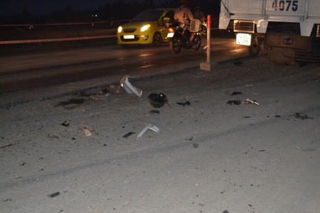 Mũ bảo hiểm của hai người xe máy cũng nát vụn sau khi bị ô tô cuốn vào gầm