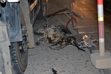 Chiếc xe máy còn lại là sắt vụn sau khi bị ô tô cuốn vào gầm