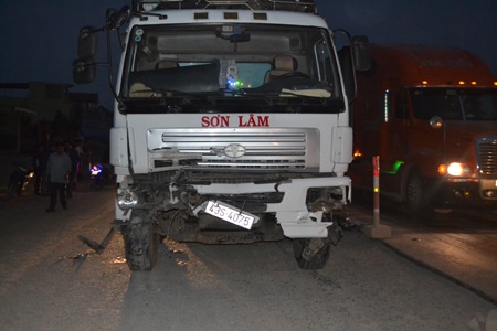 Chiếc xe ô tô đã cuốn xe máy vào gầm