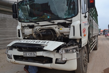 Chiếc xe tải nát đầu sau cú đâm.