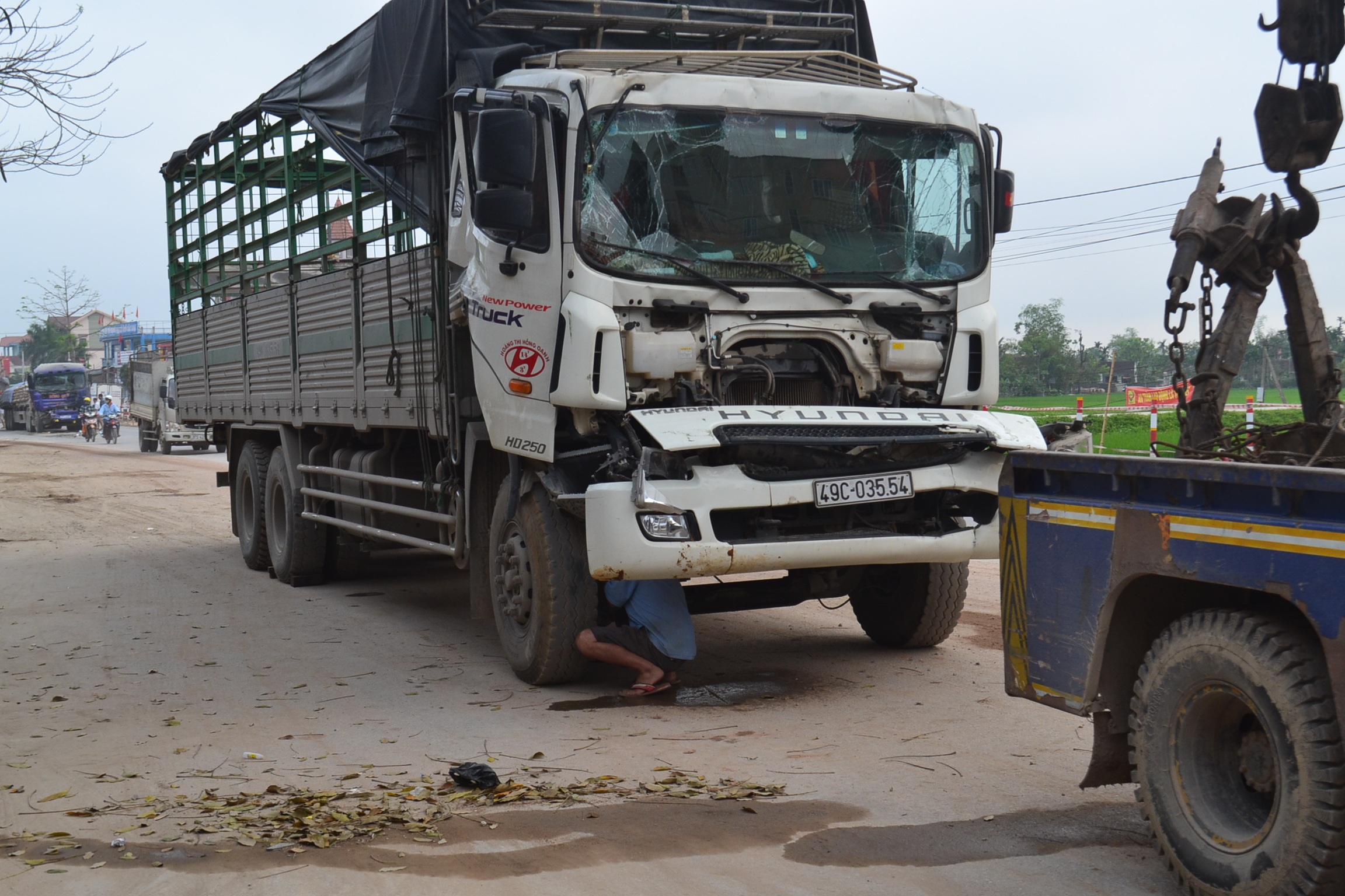 Chiếc xe tải biển số Đà Nẵng sau đó được giải cứu khỏi hiện trường phục vụ công tác điều tra.