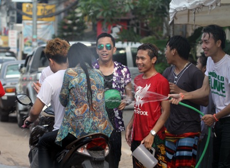 Một đô nam nữ lạc vào dòng người đã được nhận nước khá nhiều.