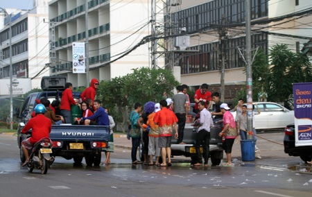 Một trạm tiếp nước trên phố Viêng Chăn....