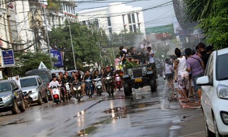 Một đô nam nữ lạc vào dòng người đã được nhận nước khá nhiều.